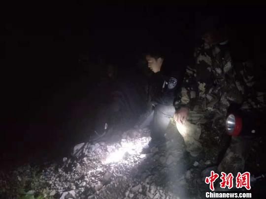 College students hiking privately on Yulong Snow Mountain during the National Day holiday were trapped by the police overnight.