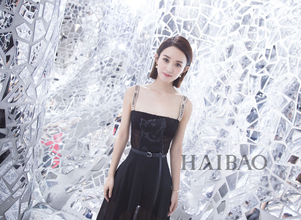 Zhao Liying appeared in the Dior show of Paris Fashion Week in the spring and summer of 2018.