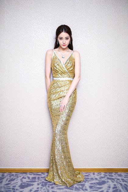 Dilraba has a beautiful skirt and a good figure