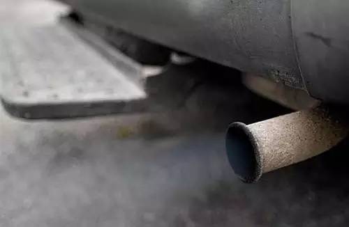 Although "Fire Lotus" can let the vehicle pass the exhaust gas detection in a short time, it is easy to raise the engine temperature, resulting in poor exhaust, which will cause damage to the overall engine of the vehicle. Over time, the power of the car will be weakened, and it is more likely to cause flameout when idling. It can be said that the loss of "Fire Lotus" to car owners far exceeds its own price. Taking this illegal means to pass the annual inspection will cause air pollution that will harm everyone's interests, and CCTV News will continue to pay attention to the progress of the case.
